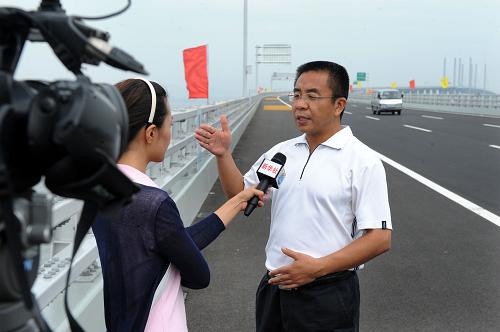 7月5日,胶州湾大桥总工程师邵新鹏在接受新华社记者采访时告诉记者:大桥护栏没有安装完整,以及螺丝没有拧紧,这些附属设施现状,并不影响主体工程,不影响大桥通车。