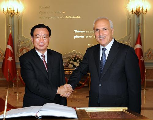 正在对欧亚五国进行正式友好访问的中共中央政治局常委、中央纪委书记贺国强在过境土耳其期间分别会见安塔利亚省省长阿尔特帕尔马克和伊斯坦布尔省省长穆特鲁。这是7月10日,贺国强会见伊斯坦布尔省省长穆特鲁。新华社记者 李涛 摄