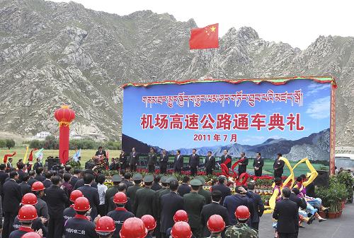 7月17日,拉萨至贡嘎机场高速公路通车典礼举行。前来出席西藏和平解放60周年庆祝活动的中共中央政治局常委、国家副主席、中央军委副主席、中央代表团团长习近平,率中央代表团全体成员出席典礼,并为公路通车剪彩。 新华社记者 丁林 摄