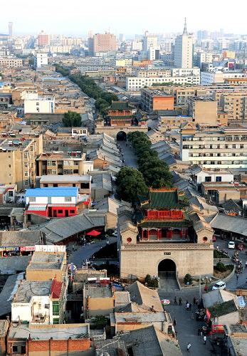 榆林城古城一条街(8月1日摄)。这里已成为游客们感受历史文化名城风貌的好去处。新华社记者陶明摄
