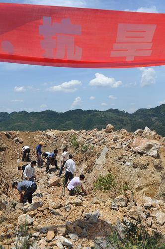 8月3日,贵州重旱区石阡县白沙镇铁矿山村,村民在修建水塘,积极开展生产自救。 今年以来,贵州各地降水普遍不足,加上7月降水明显偏少以及高温天气下的蒸发加剧,导致部分地县发生严重旱情。据贵州省防汛抗旱指挥部统计,截至8月1日,全省累计投入抗旱人力52.4万人,抗旱资金3744万元,出动抗旱车辆2300多台套,抗旱浇灌面积158万亩,已解决90万人、50万头大牲畜临时饮水困难。新华社记者欧东衢摄