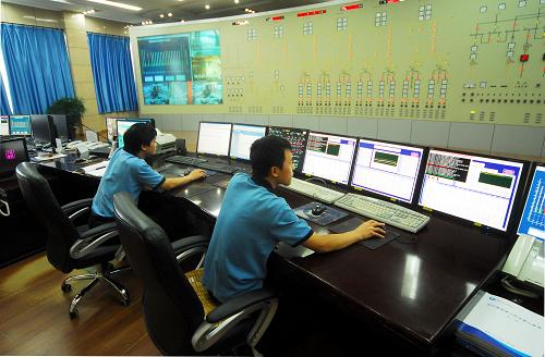 技术人员在葛洲坝电厂中央控制室工作(8月4日摄)。新华社记者 肖艺九 摄