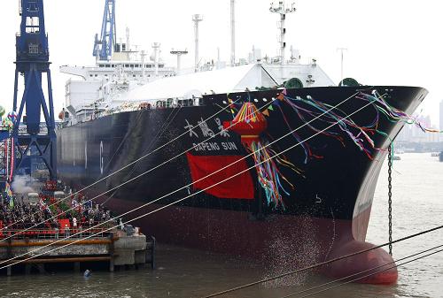 2008年4月3日,中国建造的第一艘液化天然气(LNG)船在上海交付船东。这艘名为“大鹏昊”的船长292米,宽43.35米,型深26.25米,航速19.5节,装载量达14.7万立方米,是目前世界上最大的薄膜型LNG船。在上海交付的LNG船是中船集团公司所属沪东中华造船(集团)有限公司为广东大型液化天然气运输项目建造的第一艘LNG船。其成功交付,填补了中国LNG船设计、建造的空白。新华社记者 陈飞 摄