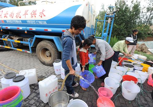8月23日,云南省昭通市鲁甸县水务局给极度缺水的江底乡水塘村等村寨的村民送水。新华社记者 陈海宁 摄