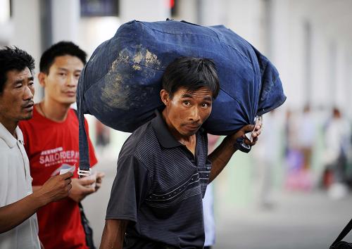 8月31日,旅客在宁夏银川火车站排队上车。新华社记者 彭昭之 摄
