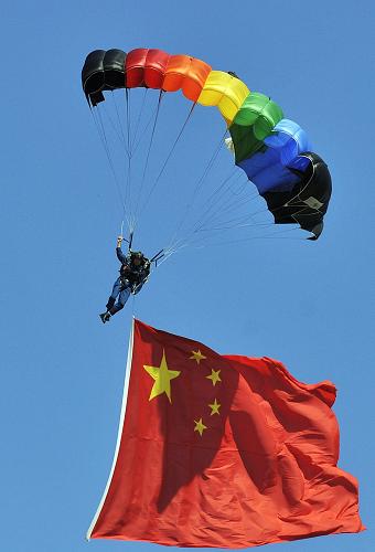9月1日,航空开放日现场的跳伞表演。新华社记者 王昊飞 摄