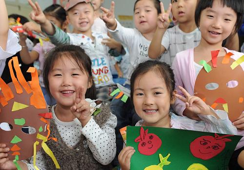 9月1日,陕西省榆林市东升幼儿园学前班的孩子们在教室里做游戏。当日是新学年开学第一天,陕西省在全国率先实施学前一年免费教育,按每名学生每年700元测算,陕西省财政已经下达今年省级专项补助1亿多元,免除33.66万名幼儿保教费,使6.73万名家庭经济困难幼儿得到生活补助,覆盖全省3928所幼儿园,覆盖面达到100%。新华社记者陶明摄