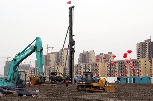 这是保障房大型居住社区上海浦东“航头拓展基地27-01地块”开工仪式现场(9月30日摄)。 为了困难家庭实现“住有所居”的梦想,上海庄严承诺:再难,也要确保今年保障房开工、筹措1500万平方米,供应1150万平方米,让17万户困难家庭直接受益! 千金一诺为民生。“十一”长假里,上海各大保障房基地无一休息:虹口“彩虹湾”社区、闵行马桥基地、浦东航头基地……一片隆隆施工声。保质保量,加班加点,保障房首次成为这座城市百年房地产开发史上的主角与亮色。纵使保障房建设有一百个困难,在使命的驱使下,上海努力寻找一百零一个答案。 新华社记者 凡军 摄
