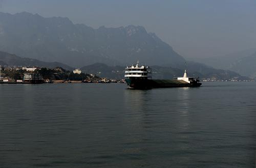 10月18日,一艘货轮行驶在长江三峡湖北秭归县西陵峡水域。截至10月18日23时,三峡水库上游水位已达174.18米,三峡枢纽175米试验性蓄水进入最后的“1米冲刺”阶段。按照蓄水调度计划,三峡水库在10月底或11月初完成175米蓄水目标。新华社发(张晓峰 摄)