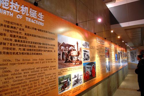10月28日,参观者在农耕博物馆观看展板。洛阳作为中国首批“全国工业旅游示范点”,有着丰富的工业旅游资源,其中,成立五十余年的中国一拖以其“东方红”品牌系列享誉海外,也成为洛阳工业旅游的一大亮点。目前,中国一拖集团建成了国内首家以“现代农耕”为主题的博物馆——东方红农耕博物馆,展陈面积近5000平方米,集收藏、展陈、宣传、教育和研究等多种功能于一体,通过珍贵的历史图片、文物史料,配以声、光、电等现代化手段,再现世界农耕发展的历史画卷,展示中国农业机械化的丰硕成果,助推工业旅游发展。新华社记者 李安 摄