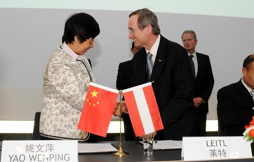 2010年5月19日,中国机电产品进出口商会副会长姚文萍(左)与奥地利商会会长莱特签署经济合作协议后握手。当日,中国大型采购团在维也纳与奥地利各方签署了17项经济贸易协议,合同金额超过9亿美元。新华社记者 刘钢 摄