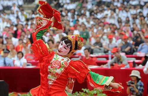 10月30日,东方演艺集团演员表演舞蹈《欢天喜地》。新华社记者 金良快 摄