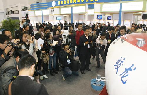 11月11日,观众在首届中国海洋经济投资洽谈会展厅参观我国载人潜水器“蛟龙号”模型。新华社发(张和平 摄)
