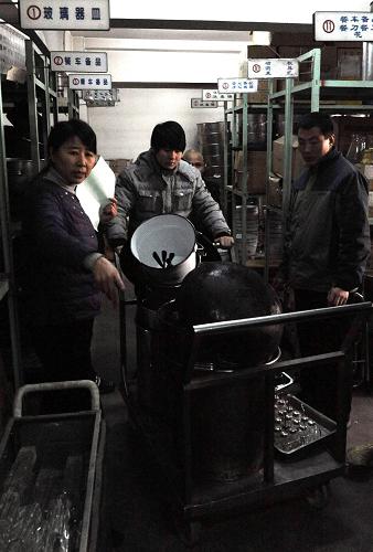 1月7日,北京客运段供应车间新抽调来的后勤人员在为新增春运临客列车配备所需物品。新华社记者 唐召明 摄