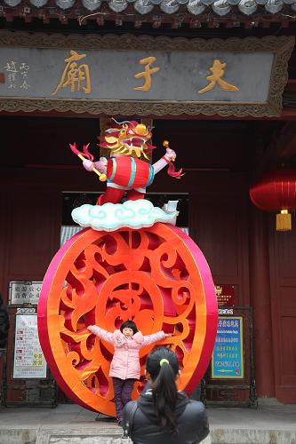 1月15日,小朋友在南京夫子庙景区的彩灯前留影。随着春节的临近,2012年江苏秦淮灯会100多组大中型灯组、40多万盏花灯陆续安装到位。本次灯会于1月19日至2月9日在南京夫子庙秦淮风光带举行。新华社发(李文宝 摄)