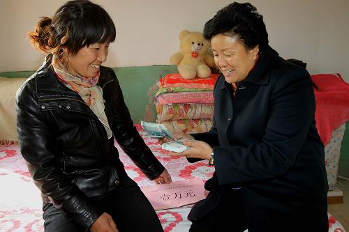 1月17日,甘肃省妇联副主席朱玉兰(右)在为“贫困母亲”张轿合(左)发放“贫困母亲两癌救助专项基金”。当日,甘肃省妇联与定西市陇西县共同举行“贫困母亲两癌(宫颈癌、乳腺癌)救助专项基金”发放仪式,向陇西县8位已查出患病的“贫困母亲”发放救助基金。从2009年开始,全国妇联设立“农村贫困母亲两癌救助”项目,通过中国妇女发展基金会向全社会募集公益资金,成立“农村贫困母亲两癌救助”专项基金,为贫困农村妇女患者提供帮助,目前已拨付“贫困两癌妇女”救助款3208万元,向全国除港澳台以外的31个省、自治区、直辖市和新疆生产建设兵团的3208位贫困患者提供救助。新华社记者 李明放 摄