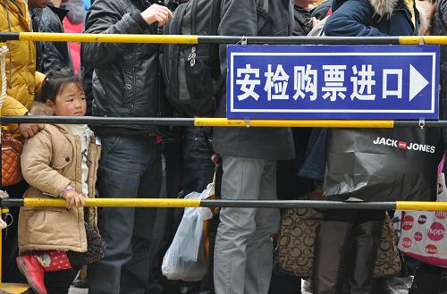 1月19日,在重庆龙头寺长途汽车站,一名女童在排队等待安检。当日,重庆火车北站、龙头寺长途汽车站等地集中迎来春节前客流高峰。新华社发(周会 摄)