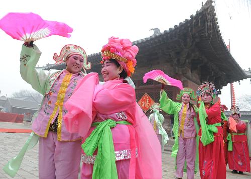 1月20日,在天津蓟县“千年古刹”独乐寺,当地农民举行花会表演庆祝第九届独乐寺庙会开幕。当日起至正月十五,独乐寺将举行包括花会表演、杂技、拉洋片、猜灯谜在内的民俗活动,丰富民众新春文化生活。新华社记者马平 摄