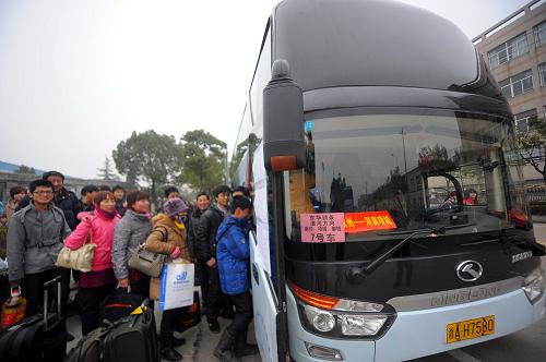 1月20日,准备回家过年的外来务工人员带着行李准备上车。新华社记者 徐昱 摄