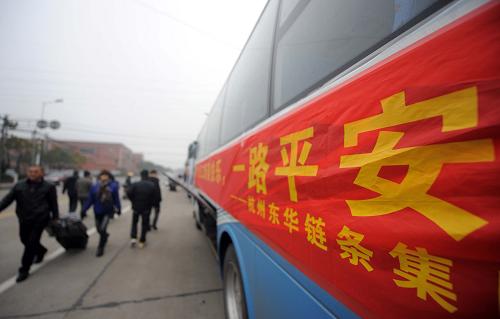 1月20日,准备回家过年的外来务工人员带着行李准备上车。新华社记者 徐昱 摄