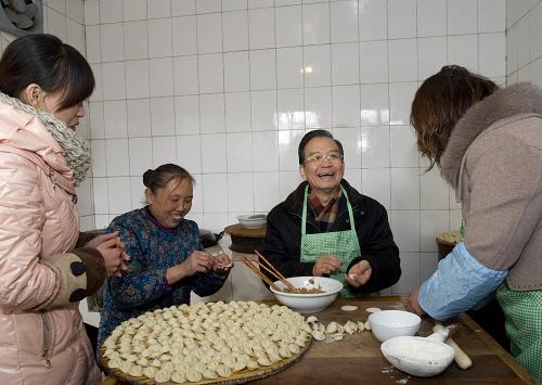 这是温家宝总理来到甘肃省庆阳市环县环城镇十八里村,看望村民孟广先一家,并和他们一起包饺子,共进午餐。新华社记者 李学仁 摄
