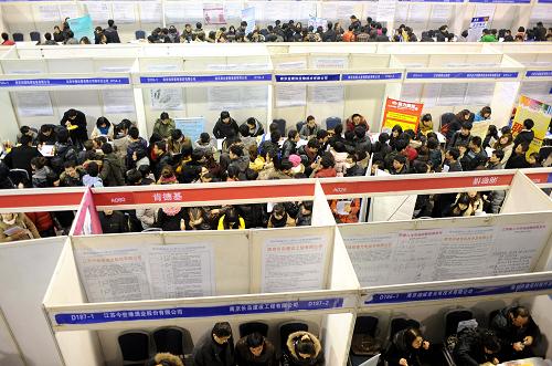 2月11日,在江苏省人才市场春季大型综合性人才招聘会上,用人单位招聘摊位前挤满求职者。当日,江苏省人才市场、南京人才市场等分别举行春季综合性人才招聘会,向社会和高校毕业生提供数万个工作岗位。据悉,由于春节后各单位尤其是民营企业用人需求猛增,今年南京的招聘旺季提前1个月到来。新华社记者 孙参 摄