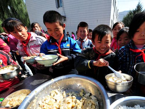 在陕西省神木县店塔镇第一小学,同学们在排队领取免费午餐(2011年9月22日摄)。新华社记者 黄孝邦 摄