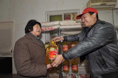 志愿者(右)在长沙左家塘街道湖橡社区“雷锋超市”内向居民赠送生活物资。近年来,湖南省会长沙市立足建设经常性的捐赠救助平台——“雷锋超市”,让爱心火炬不断传递。据悉,2003年,长沙就在捐赠接收点的基础上,面向社会募集物资,救助各类困难群众,建设了经常性的捐赠救助平台“雷锋超市”。9年来,长沙市已建成了由1家市级、9家区县级、71家街道(乡镇)级、160家社区级“雷锋超市”组成的互助帮扶四级网络平台,实现了“雷锋超市”在长沙城区的全覆盖。仅2011年,各级“雷锋超市”接受捐赠物资总价值超过240万元,现金315万余元,全市8万多残疾人、9万多高龄空巢老人、2万多寒门学子得到救助,各类困难群众累计受助超过30万人。新华社记者 龙弘涛 摄