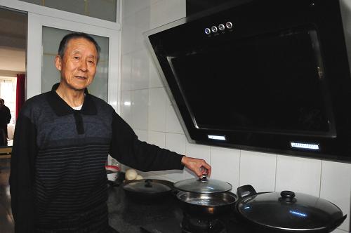 2月17日,内蒙古乌海市海勃湾区安泰家园小区居民闫志祥在厨房准备做饭,他家刚刚于2012年1月从棚户区平房搬迁到现在的保障性住房。新华社记者 李云平 摄
