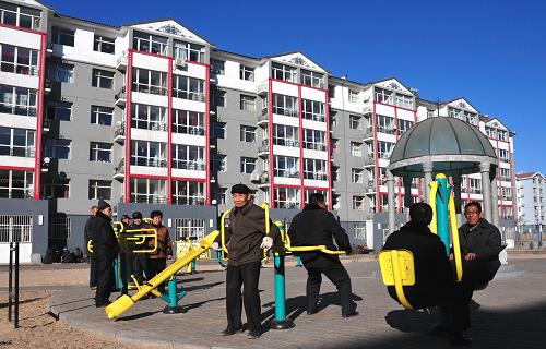 2月17日,内蒙古乌海市海勃湾区安泰家园小区居民正在健身,许多住户刚刚于2012年1月从棚户区平房搬迁到现在的保障性住房。新华社记者 李云平 摄