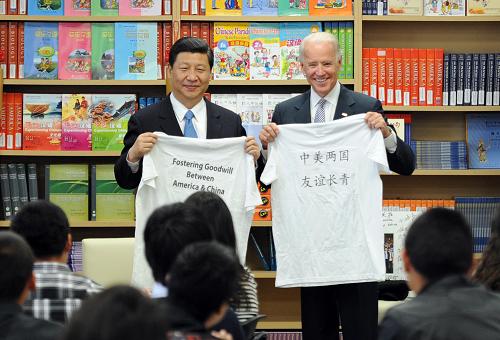 这是习近平与拜登相互交换洛杉矶国际研究学习中心学生赠送的印有“中美两国 友谊长青”字样的T恤衫。新华社记者 谢环驰 摄