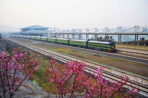 3月24日,巴中至成都的旅客列车从四川巴中车站发车。新华社发(曹宁 摄)