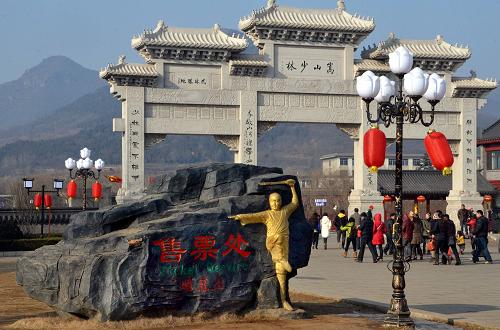 嵩山少林寺景区山门外的售票处。该景区100元的门票价格已经实行了6年(2012年1月31日摄)。新华社记者 王颂 摄