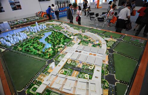 5月29日,观众在京交会主题核心展区内参观义乌国际商贸城展示模型。新华社记者 刘勇贞 摄