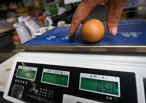 6月4日,在天津市南开区王顶堤农贸市场,一个鸡蛋的价格为0.58元。记者在天津农贸市场采访时发现,鸡蛋价格在最近半个月时间内快速上涨,涨幅已经达到四至五成。鸡蛋价格几乎一天一个价,普通红皮鸡蛋已经卖到每公斤9.6元,按照平均1公斤16个鸡蛋计算,每个鸡蛋卖到0.6元。当地产蛋鸡养殖户告诉记者:前期价格下跌幅度太大等因素使得散养殖户降低存栏数量,而近期供需失衡导致此番鸡蛋价格快速上涨。专家认为,受前期蛋鸡养殖亏损、天气转热等因素影响,短期供应不足是导致价格上涨的直接原因,预计后期上涨动力有限。新华社记者 岳月伟 摄
