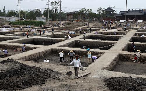 6月7日拍摄的上海广富林遗址考古发掘现场。 6月7日,上海市举行松江广富林考古现场公众开放日活动。广富林遗址于1959年发现,1999年至2005年开始有计划地勘探和发掘,共发现良渚文化墓葬32座,各时期灰坑、灰沟、水井等遗迹300多个。广富林遗址的发现填补了环太湖地区考古学文化谱系的空白,为研究环太湖地区文明化进程与文化谱系提供了新的线索。今年2月,因松江新城建设快速发展,上海市启动了广富林遗址抢救性考古发掘,并联合国内6家考古单位合作参与,成为上海市有史以来考古发掘面积最大、参与发掘单位最多的一次考古发掘。3个多月来,广富林遗址已发现分别属于新石器时代、周代、汉代、宋元、明清等时期的灰坑、灰沟、水井、房址遗迹,并发现了一些重要遗物,如良渚文化的玉器、广富林文化的生产工具石斧、石凿和石锛等,还有周代的完整陶器和青铜尊。 新华社记者 任珑 摄