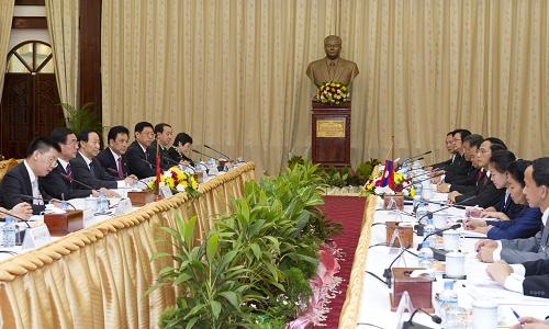 6月10日,中共中央政治局常委、中央纪委书记贺国强在万象同老挝人民革命党中央政治局委员、中纪委书记本通举行会谈。新华社记者 黄敬文 摄