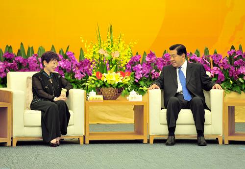 6月16日,中共中央政治局常委、全国政协主席贾庆林在厦门会见出席第四届海峡论坛的两岸各界人士。这是贾庆林同中国国民党副主席洪秀柱交谈。新华社记者魏培全摄