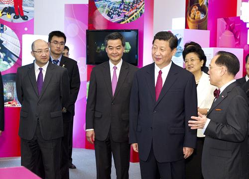 6月27日,“迈向更好明天——庆祝香港特别行政区成立十五周年成就展”在北京国家博物馆开幕。中共中央政治局常委、国家副主席、中央军委副主席习近平出席开幕式并参观展览。新华社记者 黄敬文 摄