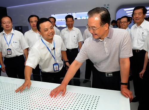 8月24日至25日,中共中央政治局常委、国务院总理温家宝来到广东省广州、佛山、东莞等地,就当前经济走势特别是稳定外需、加快外贸转型升级进行调研。这是24日,温家宝在致力于研发和生产大功率LED产品的广州鸿利光电公司调研。 新华社记者 马占成 摄