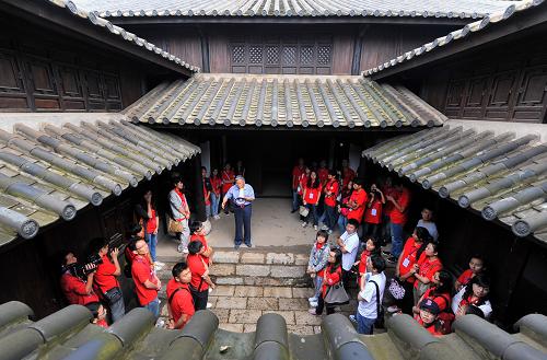 8月26日,“两岸五校”大学生暑期学习实践团在参观华罗庚、闻一多故居遗址。新华社记者 陈海宁 摄