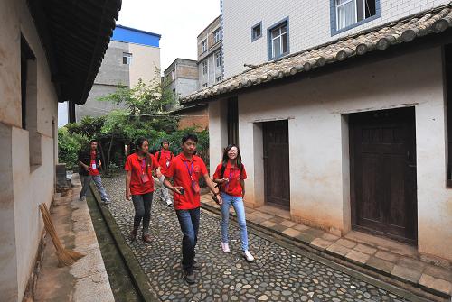 8月26日,“两岸五校”大学生暑期学习实践团在参观梁思成、林徽因故居遗址。新华社记者 陈海宁 摄