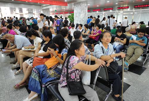 北京朝阳区房屋登记发证大厅内挤满了等候办理交易手续的人(8月24日摄)。据了解,最近一个月来,每天都有数百人前来北京朝阳区房屋登记发证大厅办理房屋交易手续。近两个月以来,北京楼市成交量持续回升。北京市房地产交易管理网数据显示,8月上半月,北京二手房成交8119套,环比增长7.74%,同比增长114.7%。业内人士分析认为,近期商业银行连续下调购房贷款利率,并在基准利率水平上进一步下浮购买首套住房的贷款利率,减轻了居民购房的实际负担,使一段时期以来积累的住房需求得以集中释放。同时,此前央行在一个月内连续两次降息等举措对购房者的心理也产生一定影响,而当下房价走高的现状也加剧了购房者的“恐涨”预期,从而使购房者入市积极性提升。新华社记者 罗晓光 摄