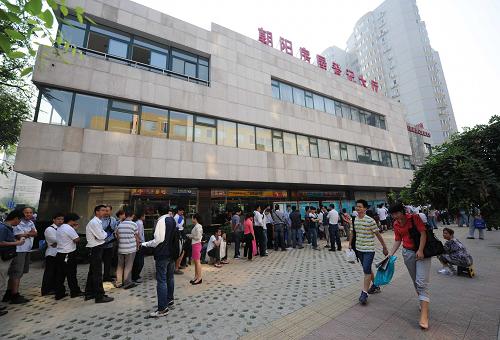 市民在北京朝阳区房屋登记发证大厅外排成长队(8月24日摄)。据了解,最近一个月来,每天都有数百人前来北京朝阳区房屋登记发证大厅办理房屋交易手续。新华社记者 罗晓光 摄