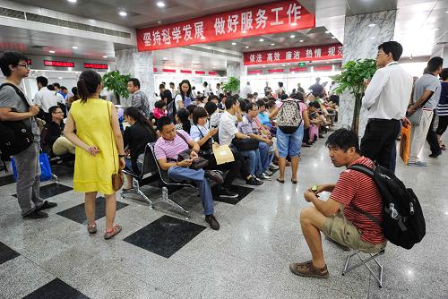 北京朝阳区房屋登记发证大厅内挤满了等候办理交易手续的人(8月24日摄)。据了解,最近一个月来,每天都有数百人前来北京朝阳区房屋登记发证大厅办理房屋交易手续。新华社记者 罗晓光 摄