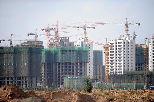 兰州新区内的一片住宅小区建设工地(8月28日摄)。8月29日,记者从甘肃省人民政府办公厅获悉,日前,国务院已正式批复同意设立兰州新区。兰州新区位于兰州北部秦王川盆地,地处兰州、西宁、银川三个省会城市共生带的中间位置,是国家规划建设的综合枢纽,规划面积806平方公里,现有总人口10万人。新区的建设将对推动兰州市建设成为西北地区重要的经济增长极、国家重要的产业基地、向西开放的重要战略平台和承接产业转移示范区,在带动甘肃及周边地区发展、深入推进西部大开发、促进我国向西开放中发挥更大作用。新华社记者 张锰 摄