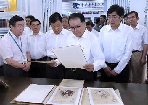 8月29日,中共中央政治局常委李长春来到北京中国国际展览中心新馆,参观第十九届北京国际图书博览会。这是李长春在故宫出版社展台参观。新华社记者 庞兴雷 摄
