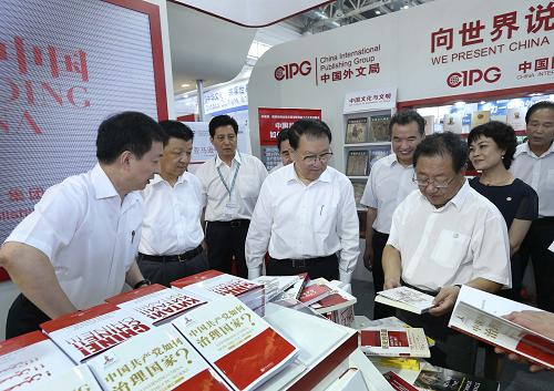 8月29日,中共中央政治局常委李长春来到北京中国国际展览中心新馆,参观第十九届北京国际图书博览会。这是李长春在中国外文局(又称中国国际出版集团)展台了解图书出版发行情况。新华社记者 庞兴雷 摄