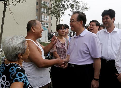 8月31日,中共中央政治局常委、国务院总理温家宝在天津考察保障房建设。这是温家宝在天津公租房、经济适用房小区秋怡家园看望居民,了解他们的生活情况。新华社记者 丁林 摄