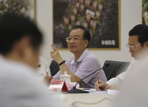 8月31日,中共中央政治局常委、国务院总理温家宝在天津考察保障房建设。这是在天津目前在建的、规模最大的保障性住房项目——天津市北辰区双青新家园建设工地旁板房内,温家宝与保障房建设、施工、监理单位负责人座谈。新华社记者 丁林 摄
